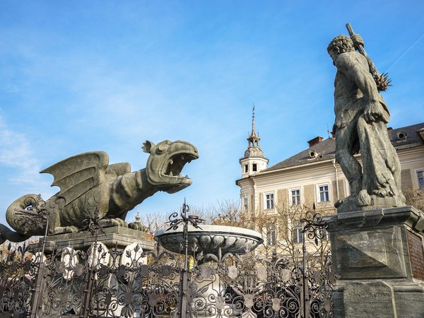 Das Foto zeigt Lindwurm und Herkules am Neuer Platz Klagenfurt