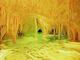 Nach der Indischen Grotte, der Orgel, der langen Grotte und vielen weiteren Highlights bildet die kleine Grotte den Abschluss der Tour durch die OBIR Tropfsteinhöhle. Excentriques, Kalzitkristalle und der wunderschöne Sintersee begeistern die Besucher hier zum Abschluss der Reise durch die Obir-Tropfsteinhöhlen.