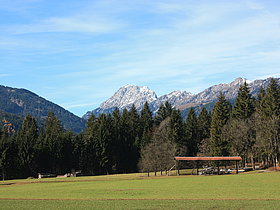 Das Foto zeigt das Gitschtal mit Blick auf den Reißkofel. Almwiesen mit Blick auf die umliegenden Berge.