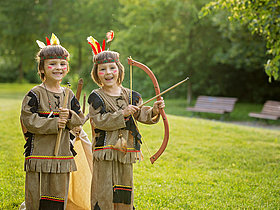 Kinder mit Bogen