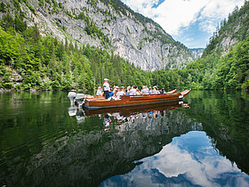 Das bemer­kens­wer­tes­te an einer 3‑Se­en-Tour ist jedoch die uns umge­ben­de Natur. Der Toplitz­see kann nur vom Boot aus erkun­det wer­den, der Kam­mer­see liegt in völ­li­ger Abge­schie­den­heit.