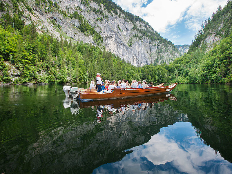 Das bemer­kens­wer­tes­te an einer 3‑Se­en-Tour ist jedoch die uns umge­ben­de Natur. Der Toplitz­see kann nur vom Boot aus erkun­det wer­den, der Kam­mer­see liegt in völ­li­ger Abge­schie­den­heit.