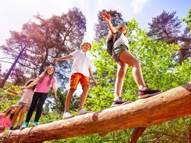 Hier sehen wir 5 unserer Schüler beim überqueren einer 