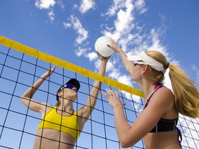 Das Foto zeigt mehrere SchülerInnen im Swimmingpool vom WAHAHA Paradise beim tauchen. Die Kinder zeigen High Five in die Kamera für diesen Schnappschuss