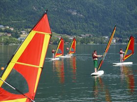 Das Foto zeigt den hauseigenen Minigolfplatz. Eingebettet in eine wunderschöne Parklandschaft mit Ausblick auf die Drau und die Karawanken bietet der Minigolfplatz eine weitere Option um Spaß zu haben.