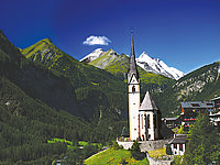 Das Foto zeigt Kirche Heiligenblut mit Blick auf den Großglockner