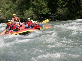 Das Foto zeigt unsere SchülerInnen beim Raften auf der Möll. Dieser Spaß wird absolut kindergerecht durchgeführt. Während vorne im Boot die Kinder mit ihren Paddel für die richtige Richtung sorgen, behält unser Guide im Hintergrund alles im Blickfeld. 